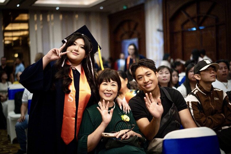 Khôi Nguyên cùng mẹ dự lễ tốt nghiệp của em gái - Ngọc Châu.