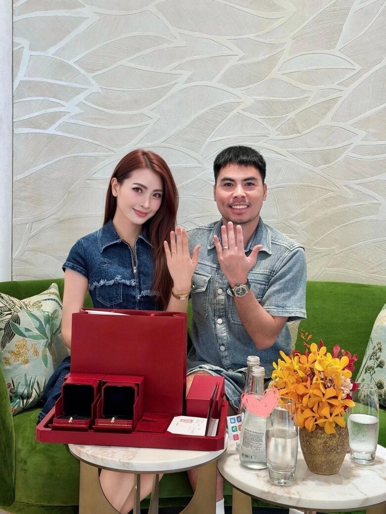 Huyền Trang Mù Tạt và Đức Huy khoe nhẫn cưới.