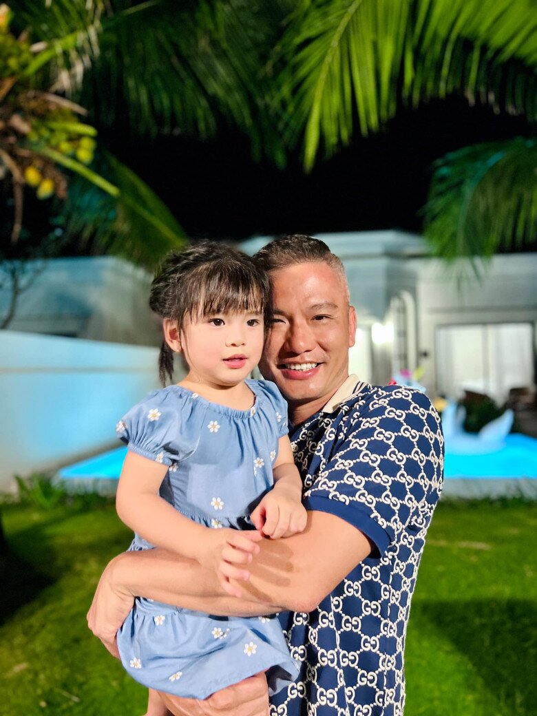 Đại gia Đức Hải dành thời gian chơi đùa với các con.