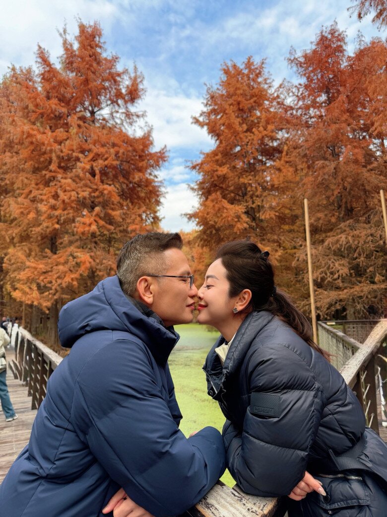 Vợ chồng nàng hậu chạm môi đầy tình tứ.