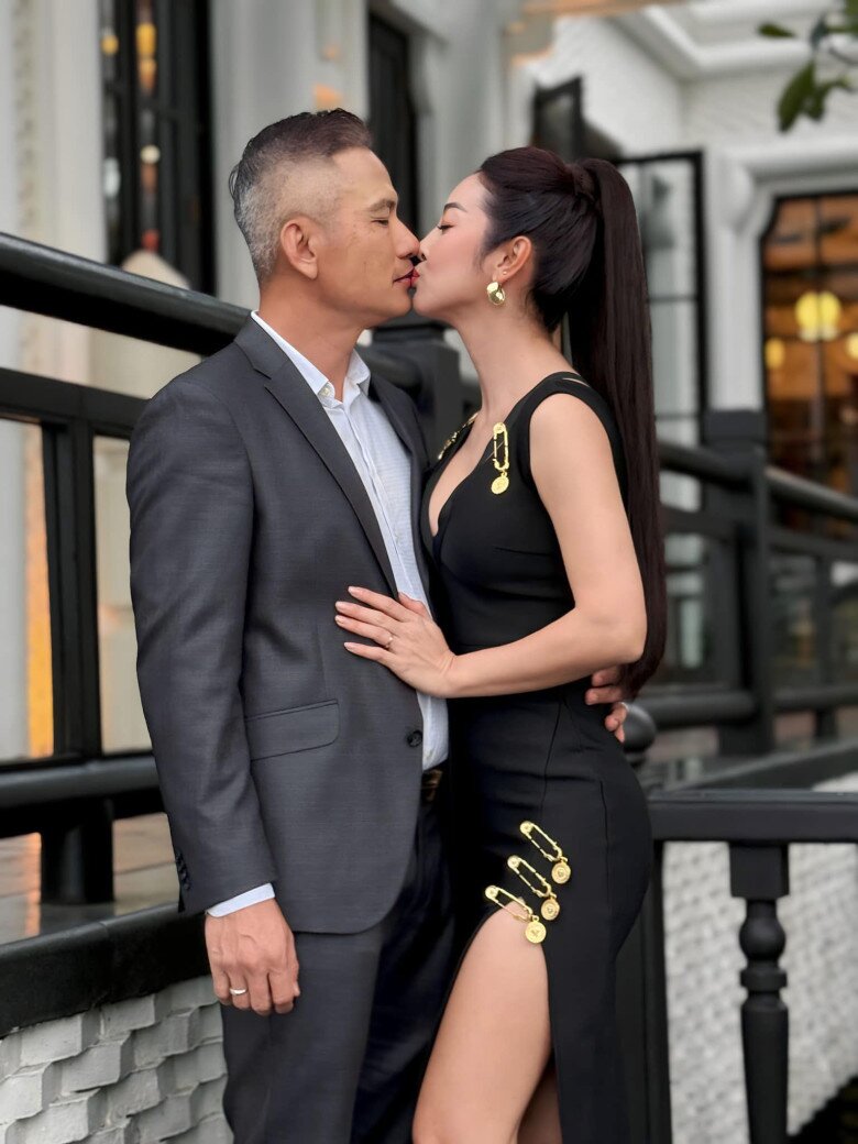 Vợ chồng nàng hậu vẫn tình tứ như ngày đầu.