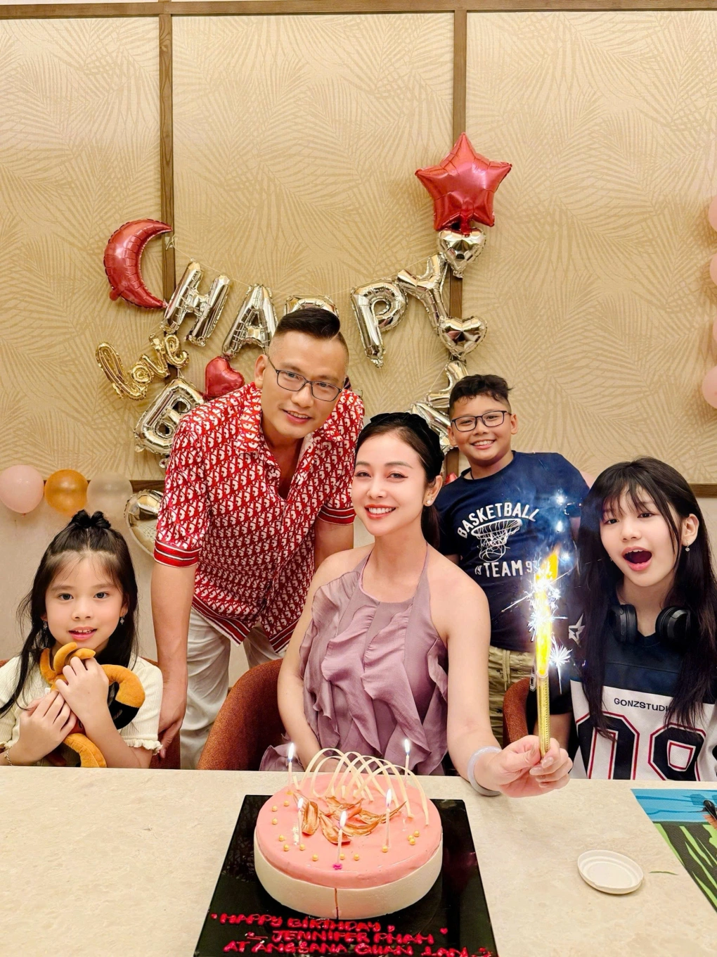 Vợ chồng nàng hậu thường xuyên đưa các con đi chơi, ăn uống để gắn kết gia đình.