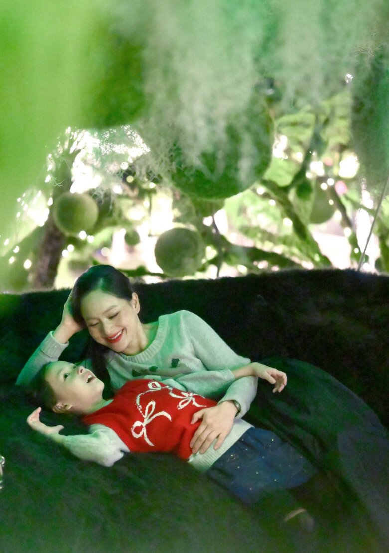 Lan Phương quấn quýt bên ái nữ đầu lòng - Lina.