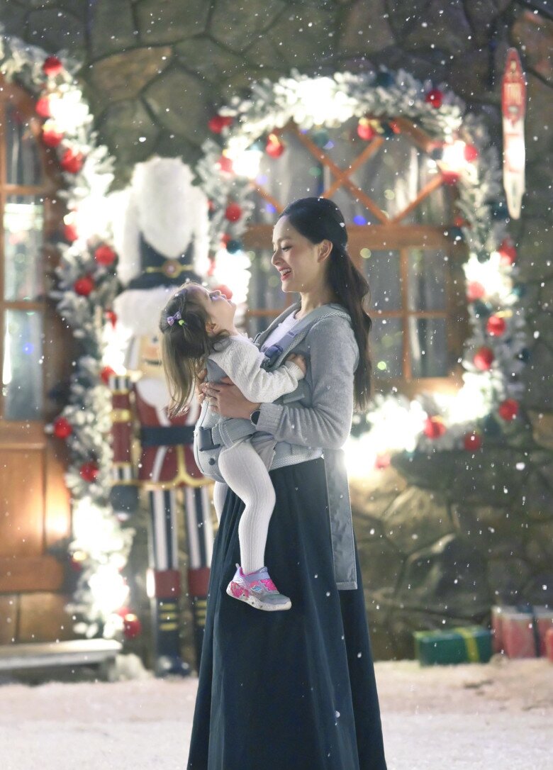 Khoảnh khắc Lan Phương bế bồng bé Mia.