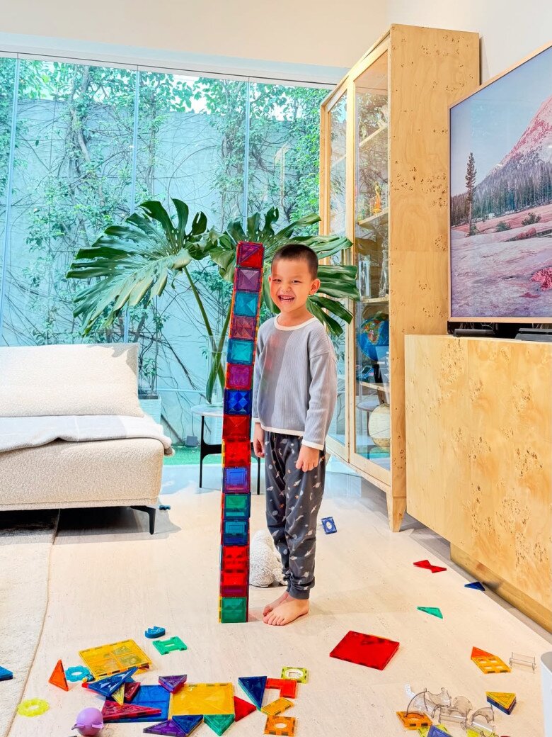 Leon là nhóc tì hiếu động, có nhiều biểu cảm ngộ nghĩnh.