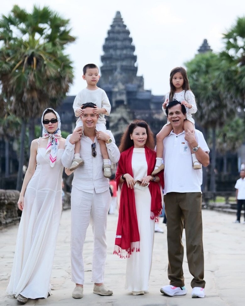 Gia đình nữ hoàng giải trí dành thời gian đưa các con đi du lịch nhiều nơi.