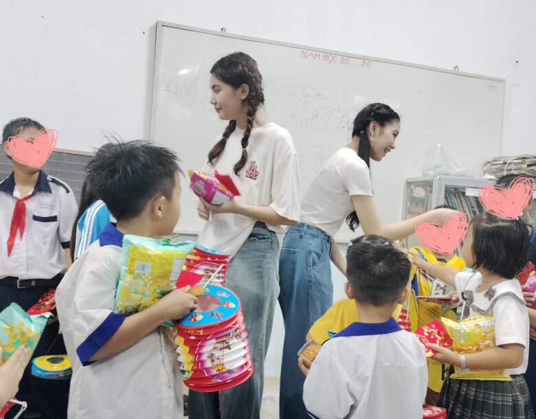 Lọ Lem - Hạt Dẻ thường xuyên đi trao quà cho trẻ em ở mái ấm tình thương.