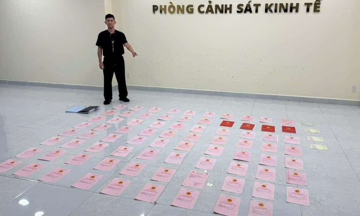 Hình ảnh 80 sổ đỏ trong két sắt tại nhà Ngân 98.