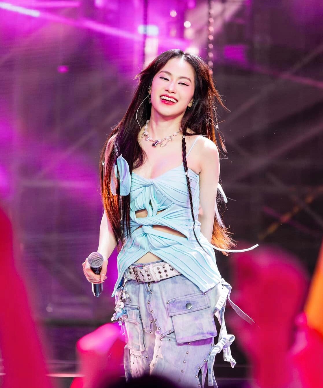 Cô gái Trung Hoa được khen trẻ trung, xinh đẹp nhờ gu thời trang hack tuổi.