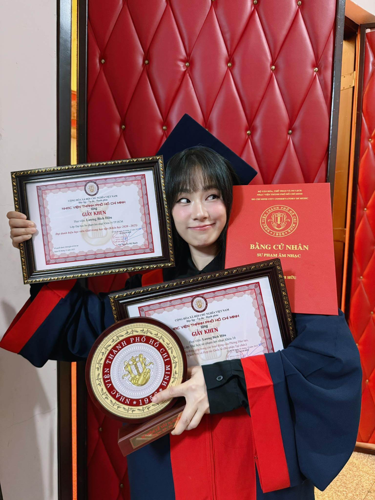 Nữ ca sĩ khoe thành tích khủng trong ngày tốt nghiệp.