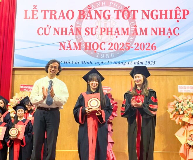 Lương Bích Hữu nhận bằng tốt nghiệp đại học ở tuổi 41.