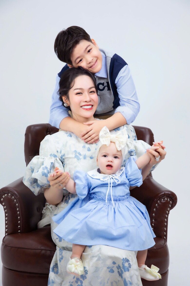 Nhật Kim Anh hạnh phúc quây quần bên 2 con.
