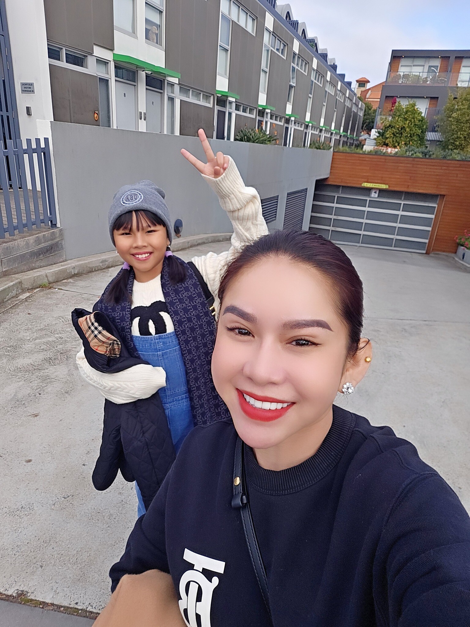 Bình Tinh thường xuyên đưa con gái đi chơi đó đây.