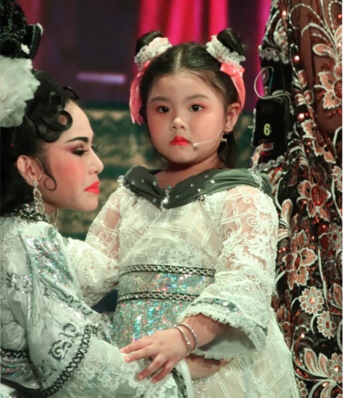 Con gái Bình Tinh có năng khiếu nghệ thuật, dự đoán sẽ nối nghiệp mẹ.