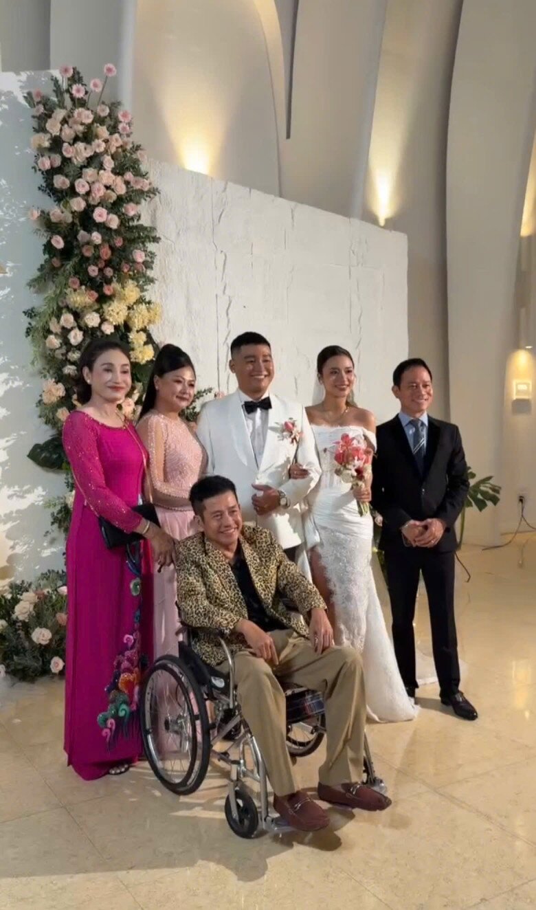 Nghệ sĩ Tấn Beo cùng vợ chờ ở sảnh cưới để đón tiếp khách mời.