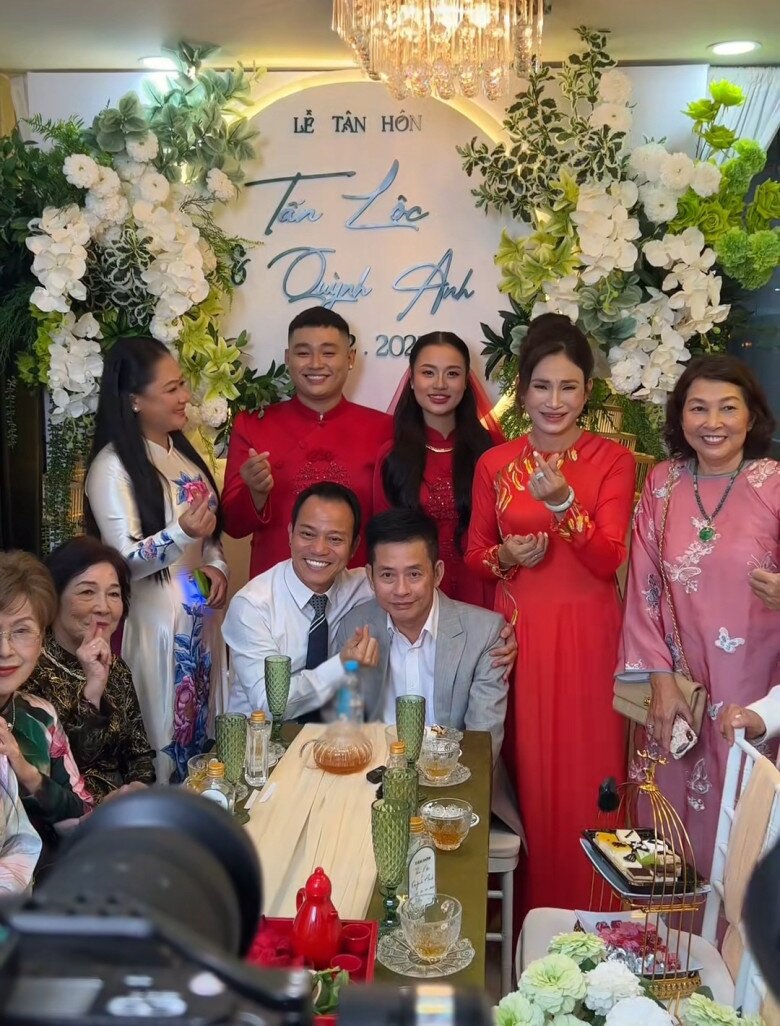 Nghệ sĩ Tấn Beo được vợ chồng con trai và gia đình thông gia quây quần động viên.