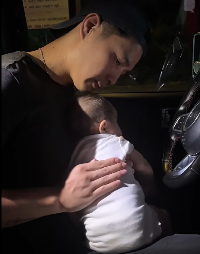 Huy Trần được khen khéo léo khi tắm rửa, cho con ti sữa,...