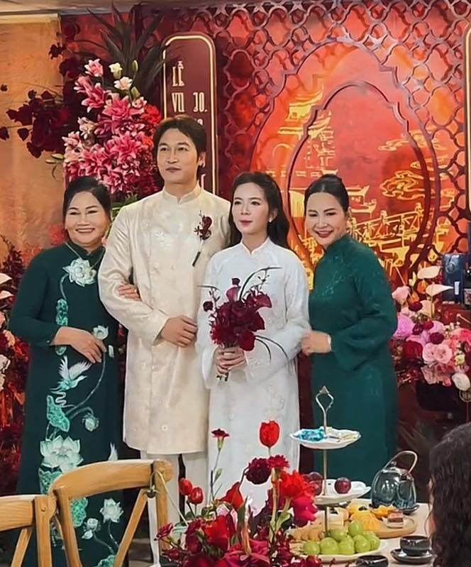 2 bà thông gia cười rạng rỡ bên 2 con.