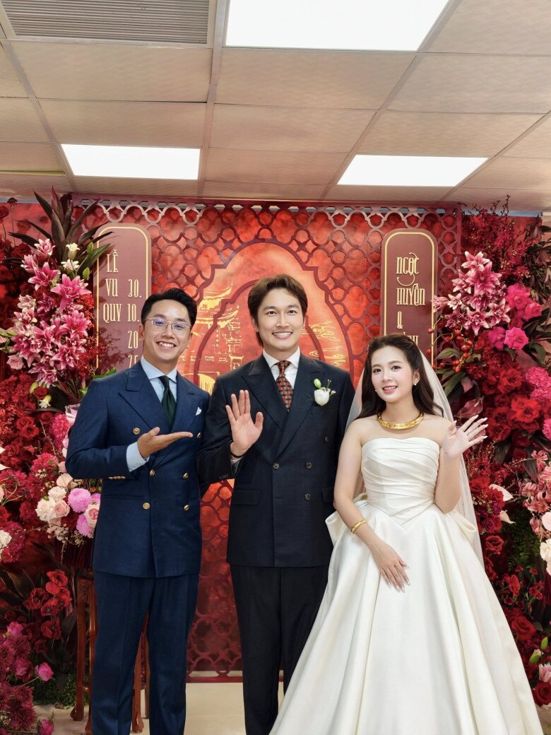 MC Tùng Linh đồng hành trong buổi lễ vu quy cùng Đình Tú - Ngọc Huyền. Anh nhận xét cô dâu chú rể ngoài đời phải đẹp gấp đôi.