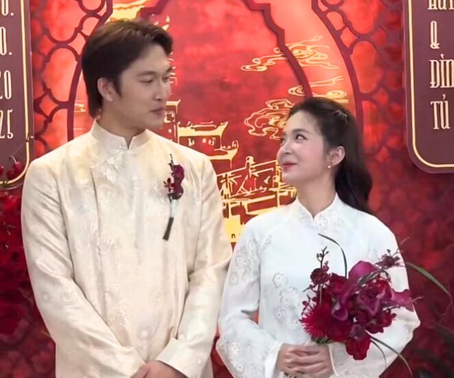 Đình Tú - Ngọc Huyền diện áo dài trắng cho lễ ăn hỏi.