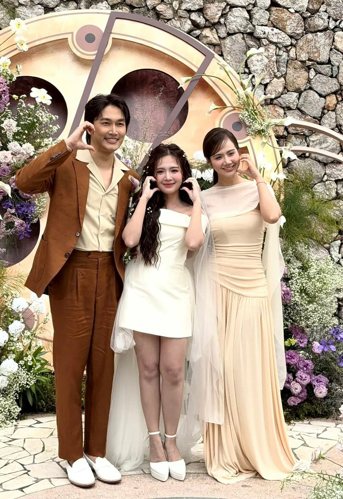 Huyền Lizzie chụp ảnh cùng cô dâu - chú rể.