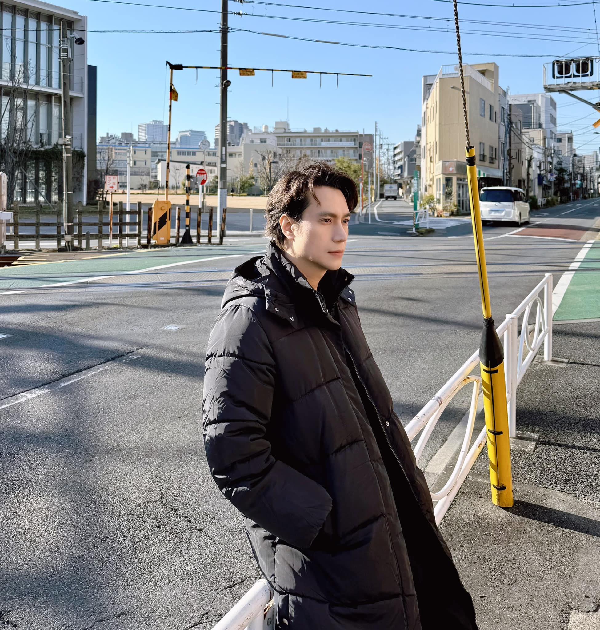 NSƯT Việt Anh kêu gọi giúp đỡ bà con Thái Nguyên: Ngập lụt ở Thái Nguyên đang rất nghiêm trọng, mình cần nguồn cung ứng nước uống đóng chai và lương khô số lượng lớn, giá tốt để mua mang đi cứu trợ. Ai biết chia sẻ giúp nhé, cảm ơn mọi người!.