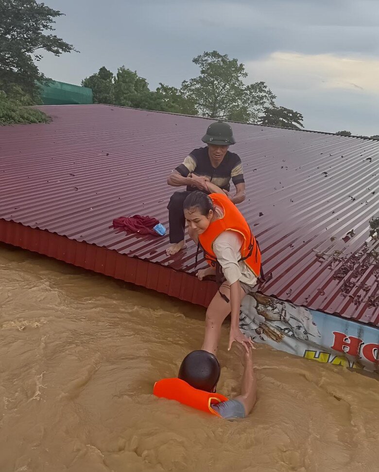 Hình ảnh người dân lên mái nhà tránh lũ.