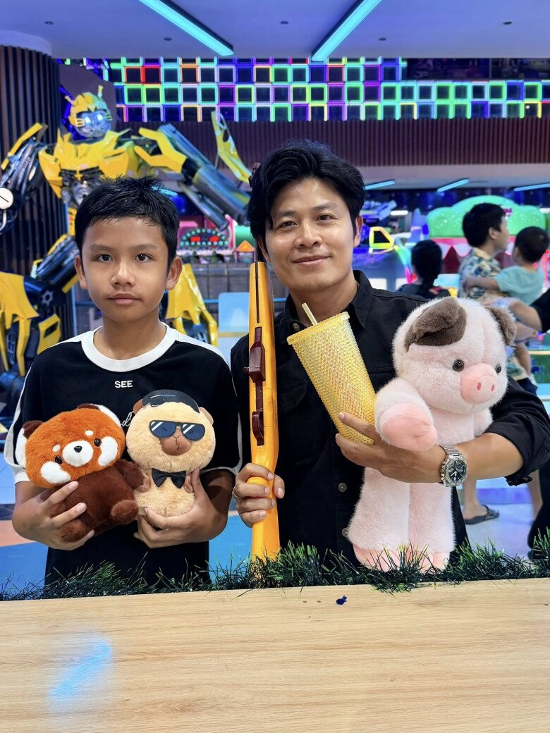 Nam nhạc sĩ luôn dành thời gian đưa con đi chơi đó đây.