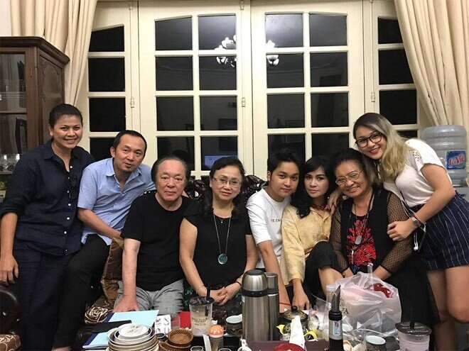 Khung cảnh cố nghệ sĩ quây quần bên con cháu lúc sinh thời.