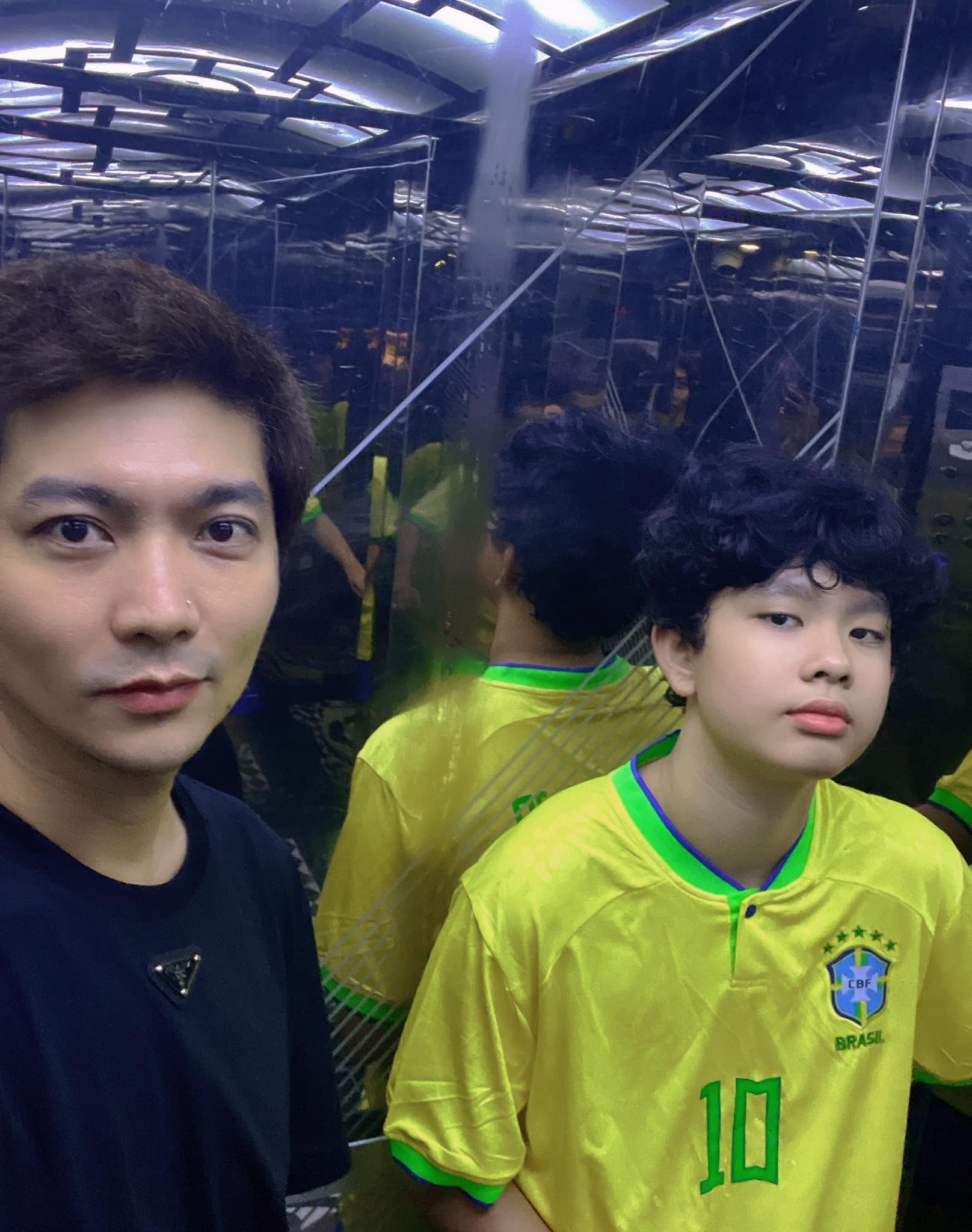 Nam ca sĩ hạnh phúc vì quý tử luôn gần gũi với bố.