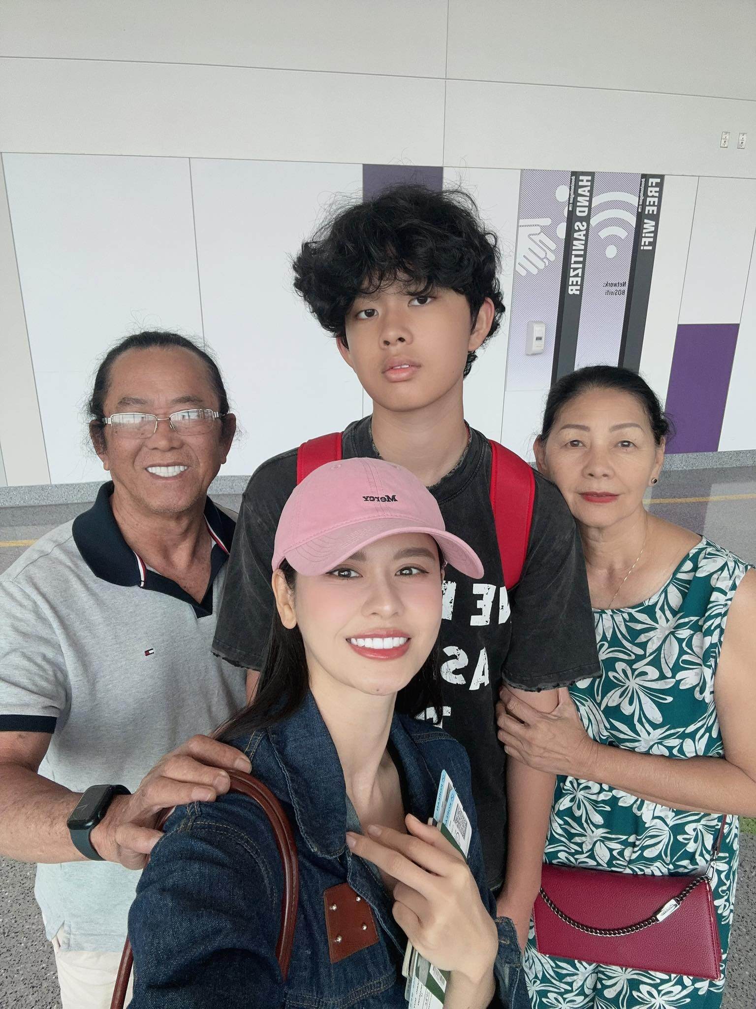 Sushi cao nhất nhà khi đứng cạnh mẹ và ông bà ngoại.