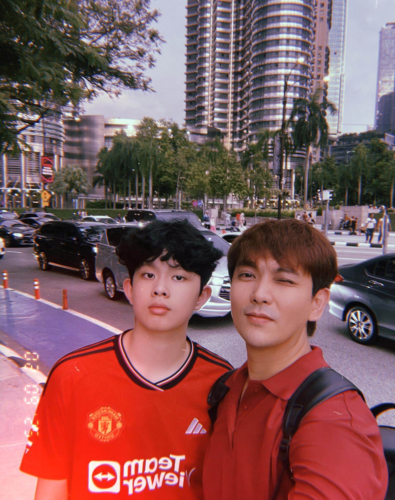 Ca sĩ Tim dành thời gian quây quần bên con trai.