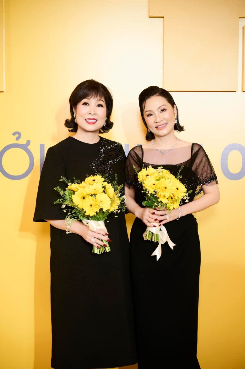 Khoảnh khắc Hồng Vân rạng ngời khi chụp ảnh cùng Hồng Đào.