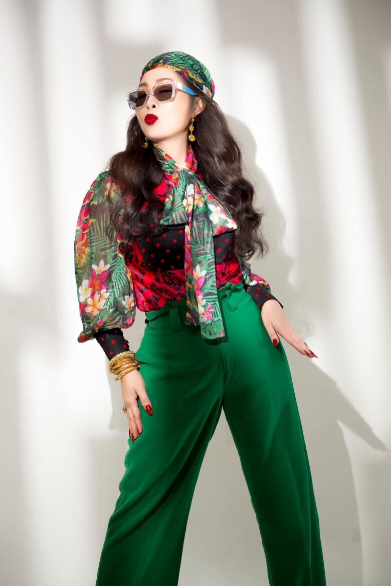 Ở tuổi U60, nữ nghệ sĩ vẫn giữ được nhan sắc mặn mà, đằm thắm.