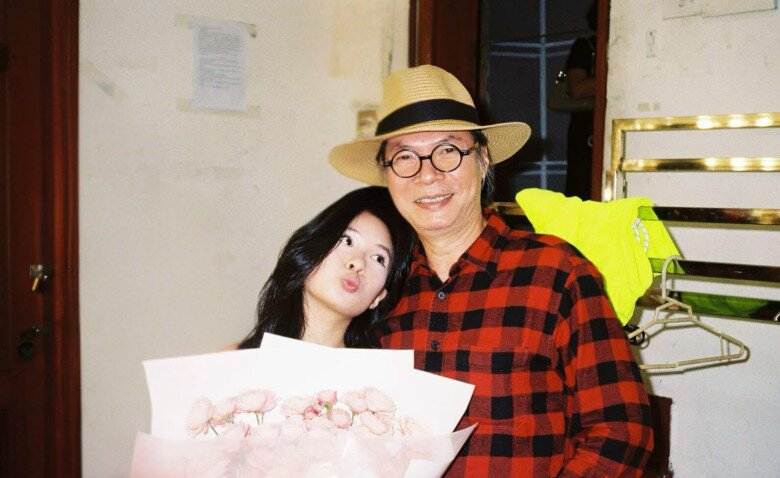 Trần Lực chụp ảnh cùng ái nữ.