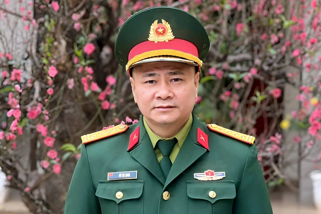 NSND Tự Long mang quân hàm Đại tá, là Giám đốc của Nhà hát Chèo Quân đội.