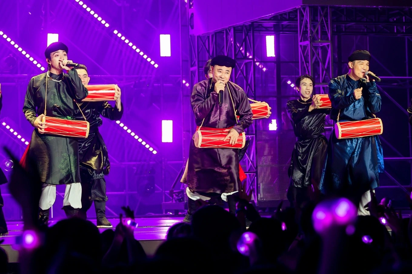 Tự Long gây sốt khi tham gia chương trình Anh trai vượt ngàn chông gai.