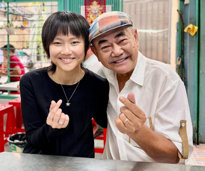 NSND Việt Anh chụp ảnh cùng con gái - Phương Anh.