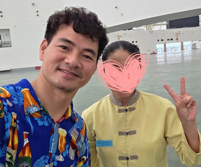 Xuân Bắc khoe bức ảnh chụp ảnh cùng nữ nhân viên duy nhất.