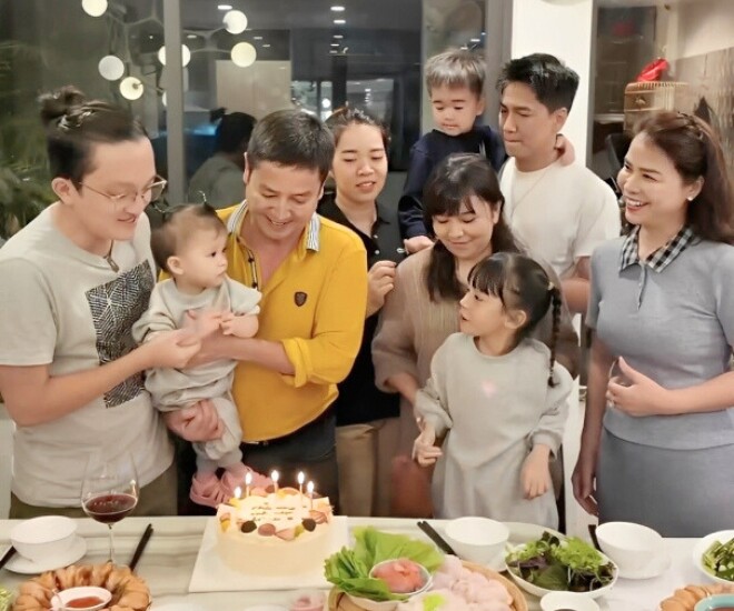 Bạn gái Chí Trung cũng có mặt, thân thiết với gia đình của bạn trai.