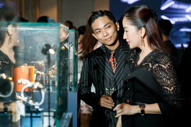 Phan Hiển luôn nhìn vợ bằng ánh mắt si tình.