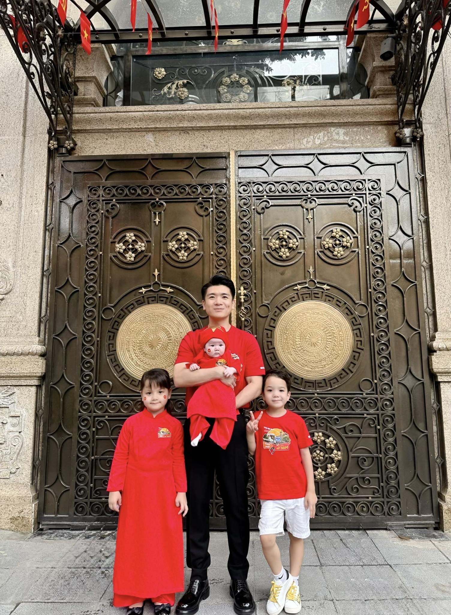 Nam doanh nhân khoe khoảnh khắc hạnh phúc bên 3 con.