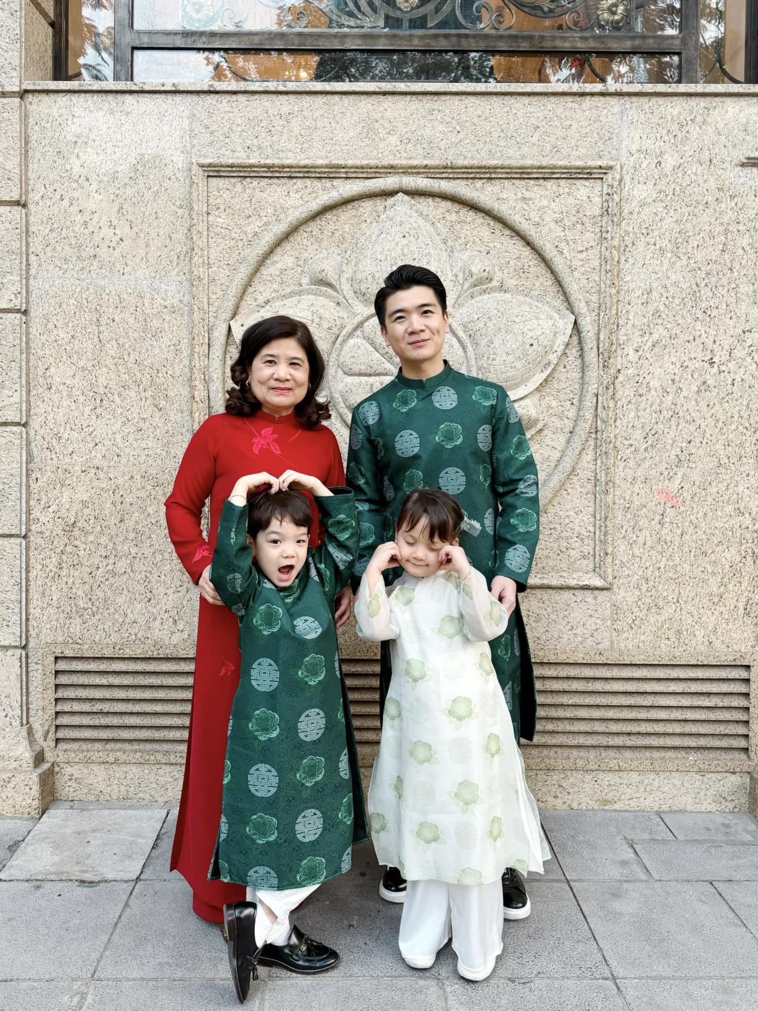 Phu nhân Bầu Hiển hỗ trợ con trai chăm sóc 2 cháu cưng.