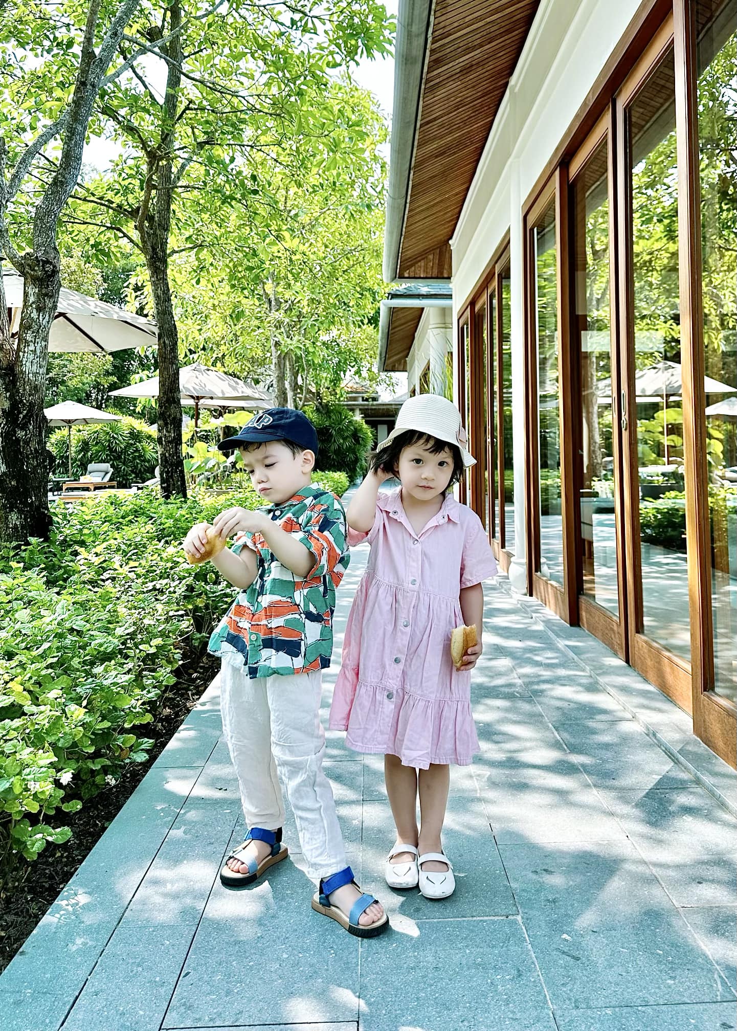 Mỗi khi được bố cho lên sóng, 2 nhóc tì đều đốn tim người xem.