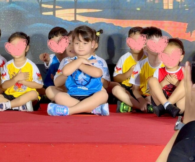 Con gái Đỗ Quang Vinh hoàn thành tốt tiết mục văn nghệ.