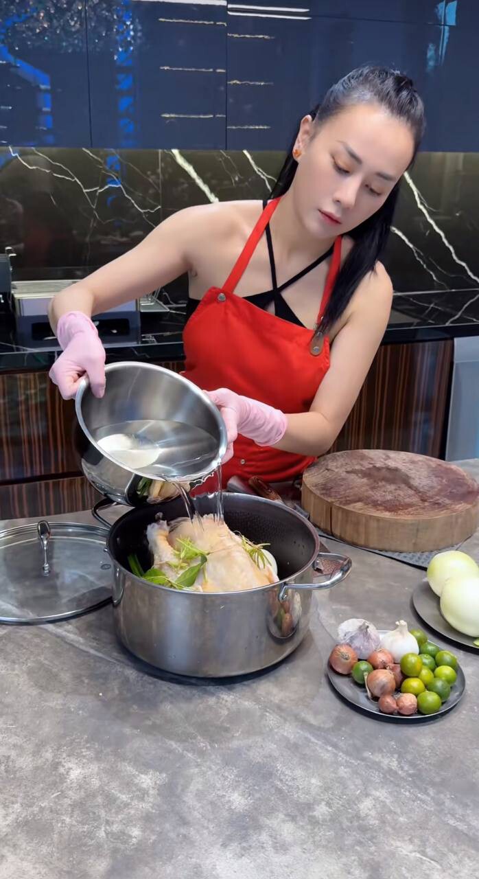 Phương Oanh thường xuyên vào bếp nấu ăn cho chồng con.