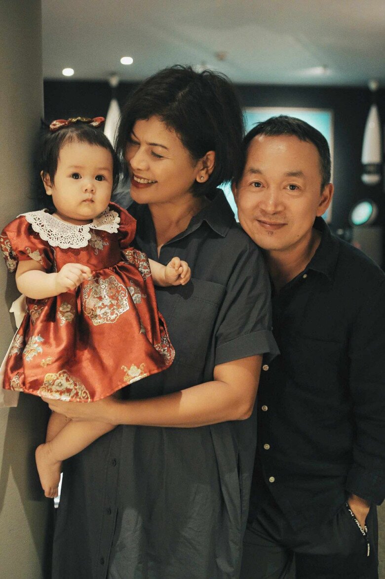 Khoảnh khắc Quốc Trung cùng bạn gái - Hương Lan bế bồng cháu cưng.