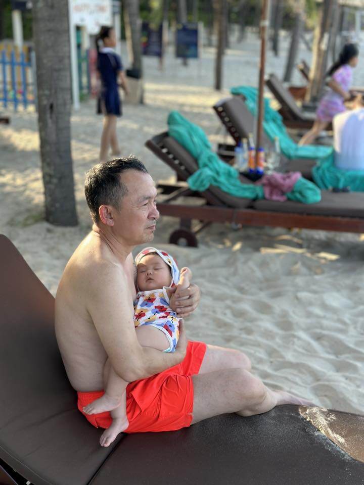 Quốc Trung và Thanh Lam còn tranh nhau việc bế bé Bao Bao.