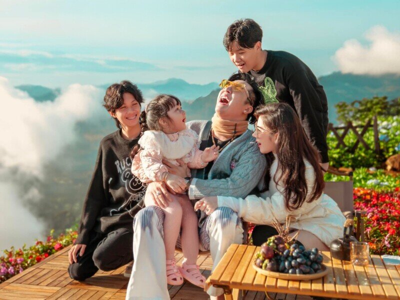 Vua hội chợ miền Tây được nhận xét khéo sinh vì có 3 con đẹp mắt.