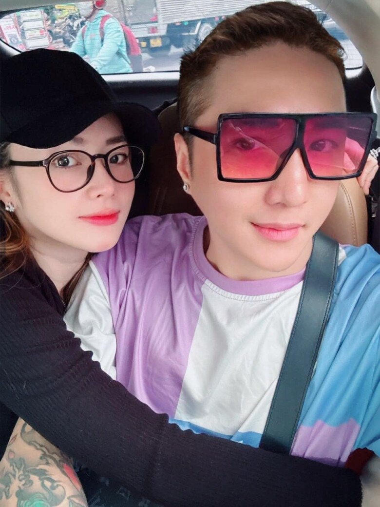 Lâm Chấn Khang thường xuyên đăng tải những khoảnh khắc tình tứ bên bà xã.